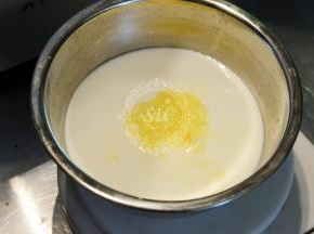 我用了一半牛奶一半的水，加入全蛋液后混合均匀
