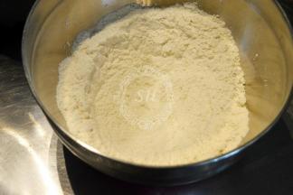 高粉+糖+盐+奶粉，混合均匀后中间部分开窝