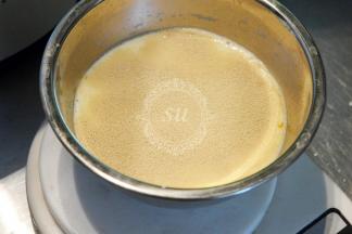 按量秤量加入酵母。请确保使用的是耐高糖并且保存良好没有失去活性的酵母哦