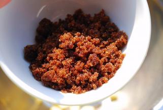 加入35g红糖，稍稍打发一下