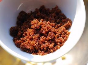 加入35g红糖，稍稍打发一下