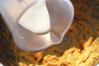 慢慢加入25g纯牛奶，边加边打发，力道别猛