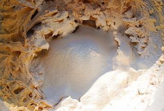 加入75g低筋面粉，拌匀