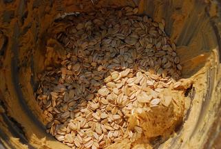 加入100g生燕麦，拌匀