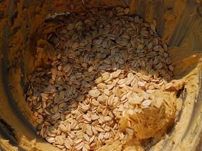 加入100g生燕麦，拌匀