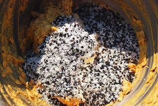 最后加入黑芝麻与椰蓉的混合物，彻底拌匀