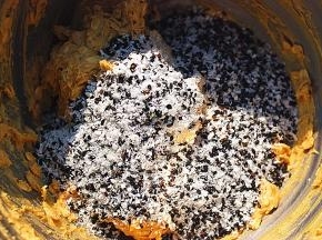 最后加入黑芝麻与椰蓉的混合物，彻底拌匀