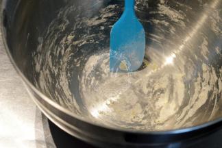 像面粉盆里的这种干掉的材料就不要刮下来了。不可以再加进面团。会影响面包组织。