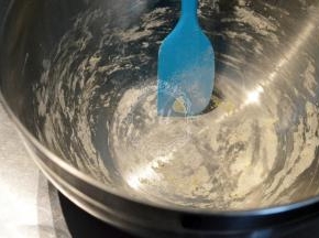 像面粉盆里的这种干掉的材料就不要刮下来了。不可以再加进面团。会影响面包组织。