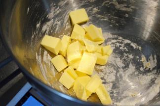 黄油切成小块提前软化
