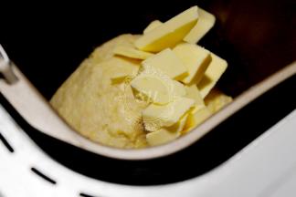 加入我们刚才的步骤6⃣️。继续开启揉面功能。大概15分钟左右。揉面全过程请保持面包机盖子打开。机器工作过程中会产热影响酵母的发酵和活性