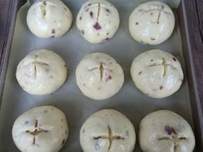 面团发酵到2倍大取出，用剪刀间隔小口，刷上蛋液，送入预热好的烤箱以上火165度，下火150度烘烤20分钟。烤箱温度时间仅供参考，具体眼根据自己烤箱调整）。