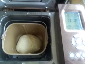 所有面团材料按照先湿性后干性的顺序入面包机桶内，启动一个和面程序10分钟，揉成一个光滑的面团。