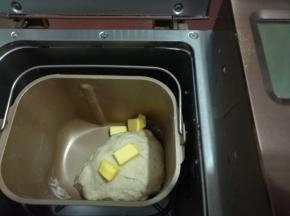 静置5分钟，加入黄油，再次启动一个和面程序20分钟。