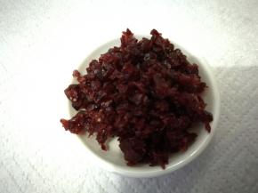 30克蔓越莓切碎备用。