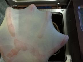 揉面剩余5分钟的时候，检查面团，能拉出柔韧的薄膜。