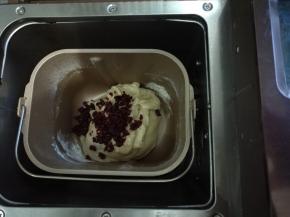 加入蔓越莓干，揉匀。