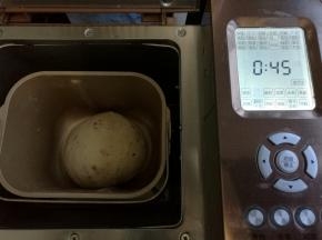 启动面包机发酵程序，时间设置45分钟。