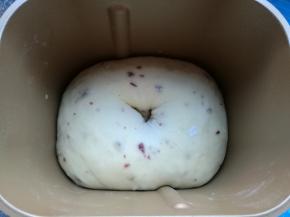 发酵结束，用手指沾干面粉戳个洞不回缩不塌陷，发酵完成。