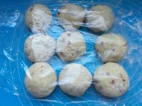 取出面团，均分成9个小面团盖保鲜膜松弛10分钟。