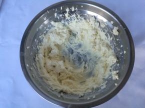 奶油奶酪芝士加入细砂糖打发。