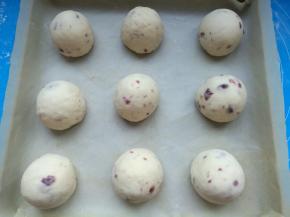 收口，揉圆。全部做好后，排入烤盘。