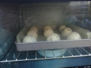 放入烤箱进行二发，在烤箱底部放一碗热水增加湿度。