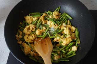 9.最后放入盐翻炒均匀