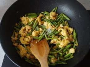 9.最后放入盐翻炒均匀