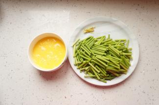 蒜薹择好洗净切成4厘米左右的段,姜切丝.鸡蛋搅散