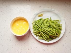蒜薹择好洗净切成4厘米左右的段,姜切丝.鸡蛋搅散