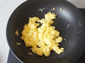 热锅热油炒鸡蛋