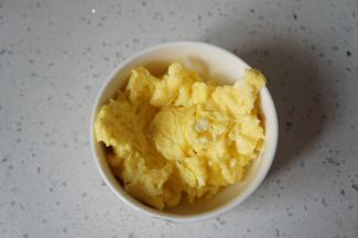 鸡蛋炒熟后盛出备用