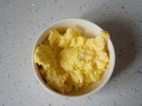 鸡蛋炒熟后盛出备用