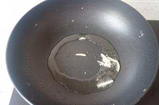 热锅热油爆香姜丝
