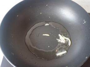 热锅热油爆香姜丝