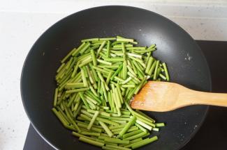 放入蒜薹翻炒两分钟