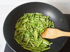 放入蒜薹翻炒两分钟