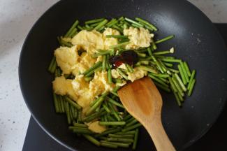 放入鸡蛋,蚝油.翻炒均匀