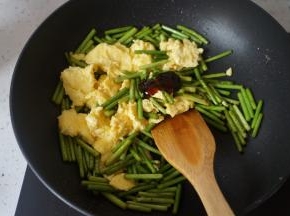 放入鸡蛋,蚝油.翻炒均匀