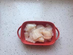 巴沙鱼柳解冻,片成3毫米左右的大片