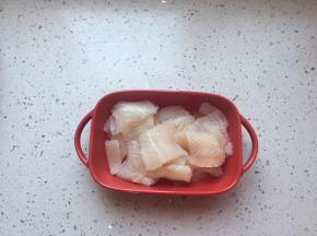 巴沙鱼柳解冻,片成3毫米左右的大片