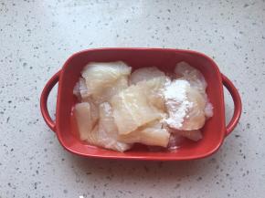 加入鸡蛋,淀粉,抓匀