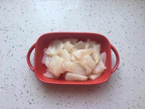 再加入1小勺食用油抓匀