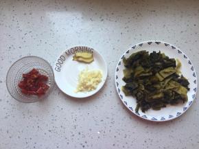酸菜切小块,姜切片,蒜切末,泡椒切小段