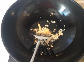 热锅热油爆香姜片蒜末