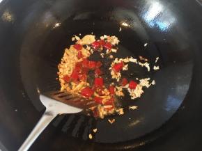 加入泡椒炒香