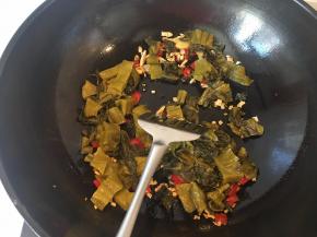 加入酸菜炒香