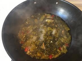 加入没过酸菜的高汤大火烧开,加盐调味