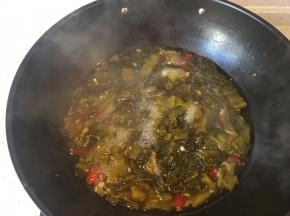 加入没过酸菜的高汤大火烧开,加盐调味